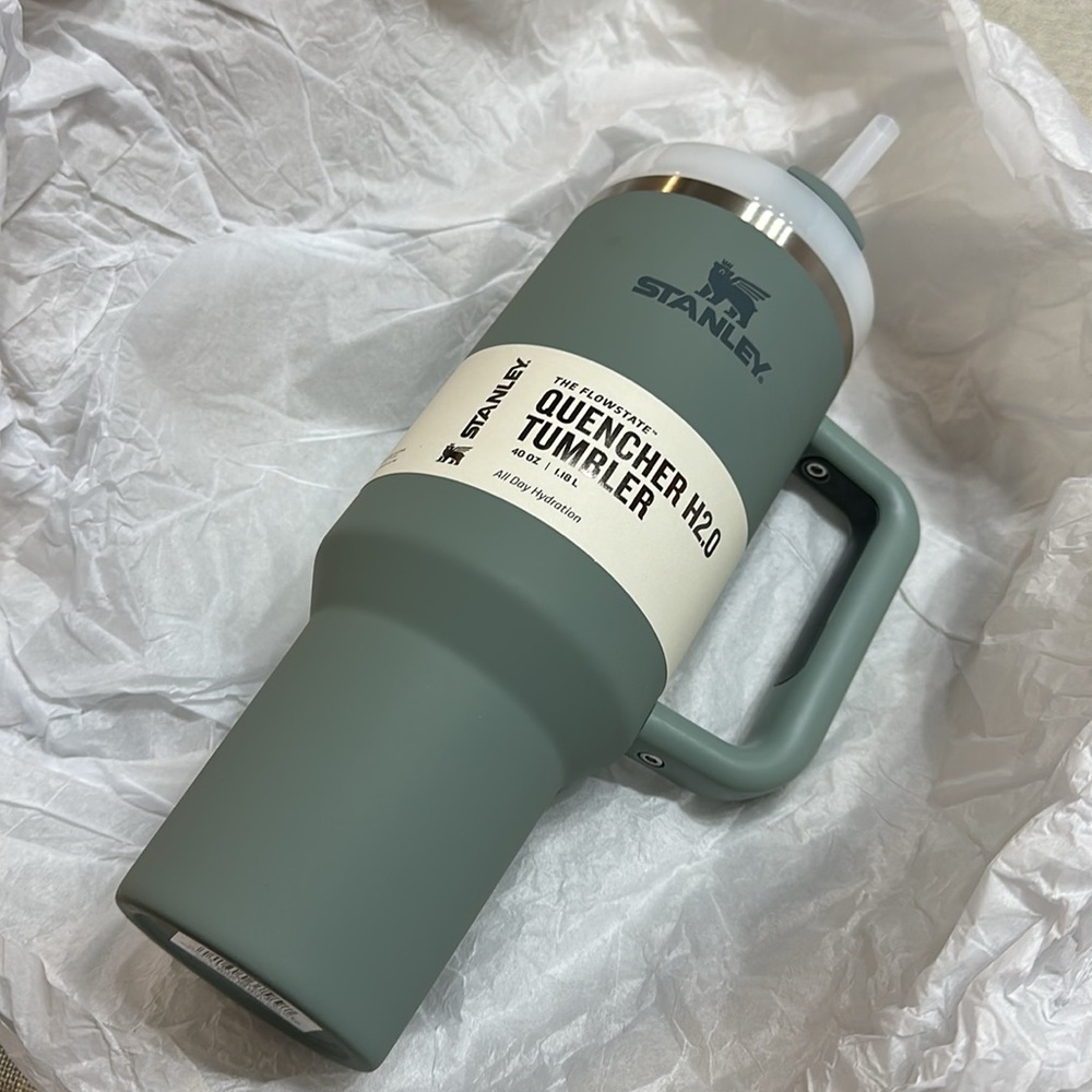 NEW Stanley 40 oz Quencher Tumbler